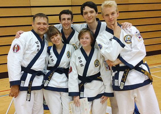 Tang Soo Do treniņš — instruktors demonstrē tehniku dalībniekiem